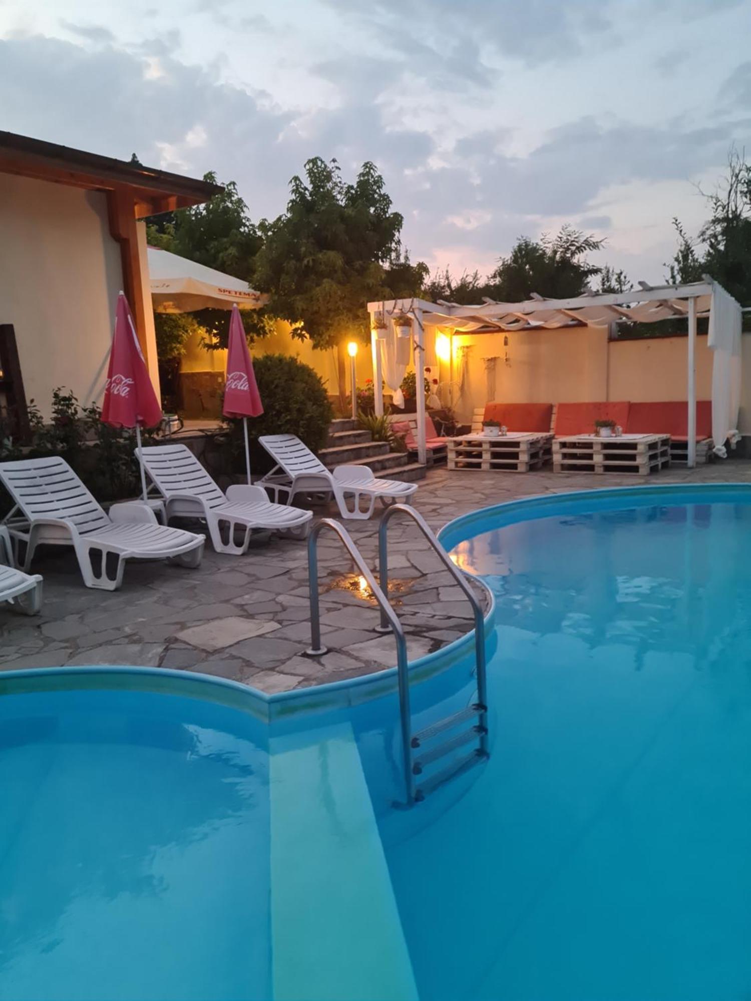 Family Hotel Komhotel Berkovitsa Eksteriør billede
