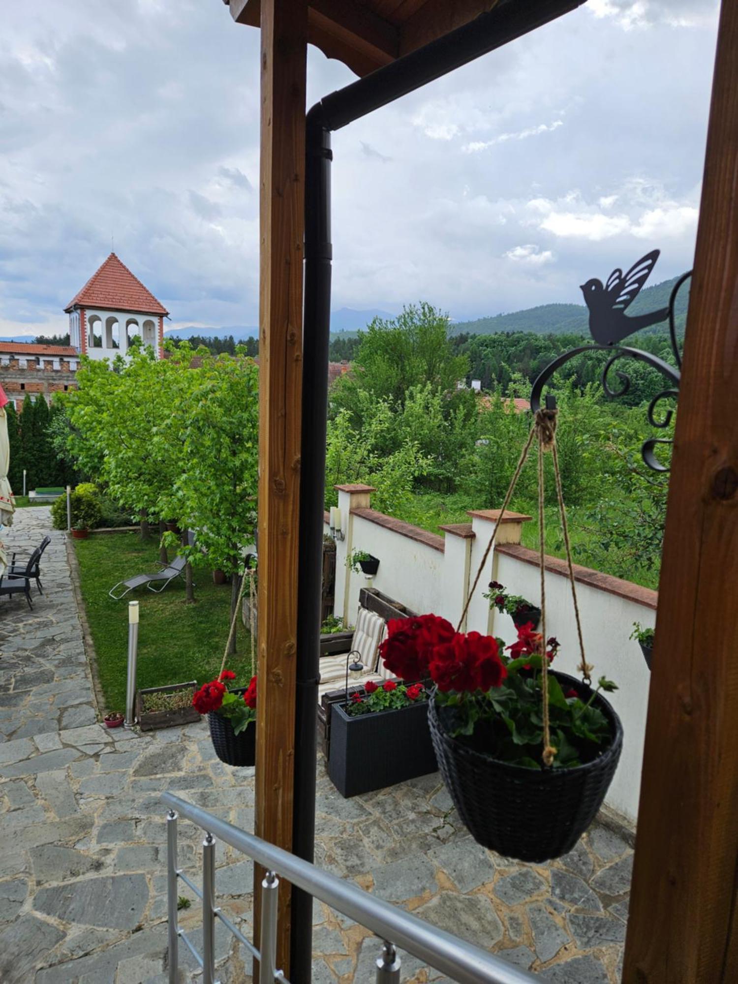 Family Hotel Komhotel Berkovitsa Eksteriør billede
