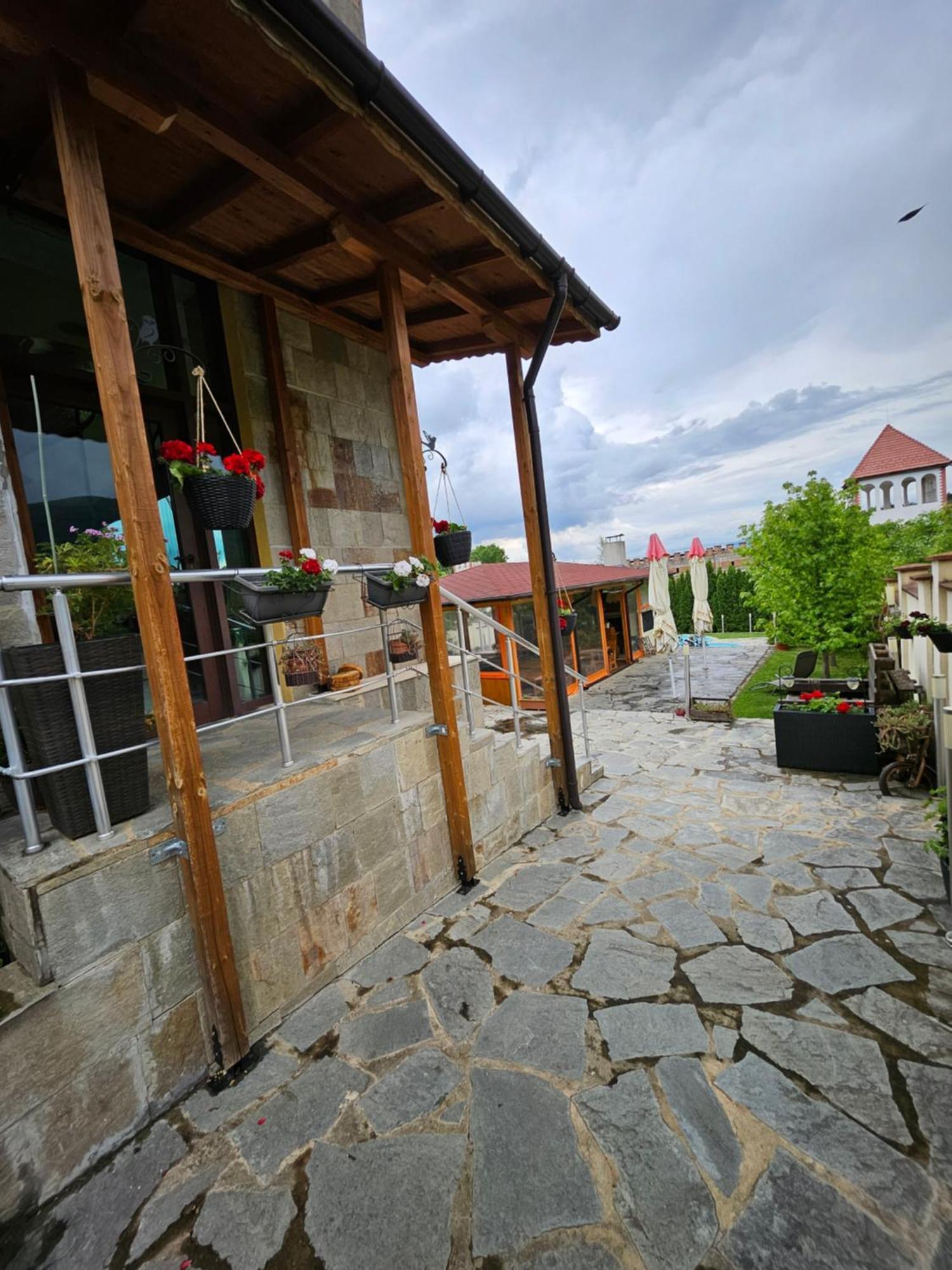 Family Hotel Komhotel Berkovitsa Eksteriør billede