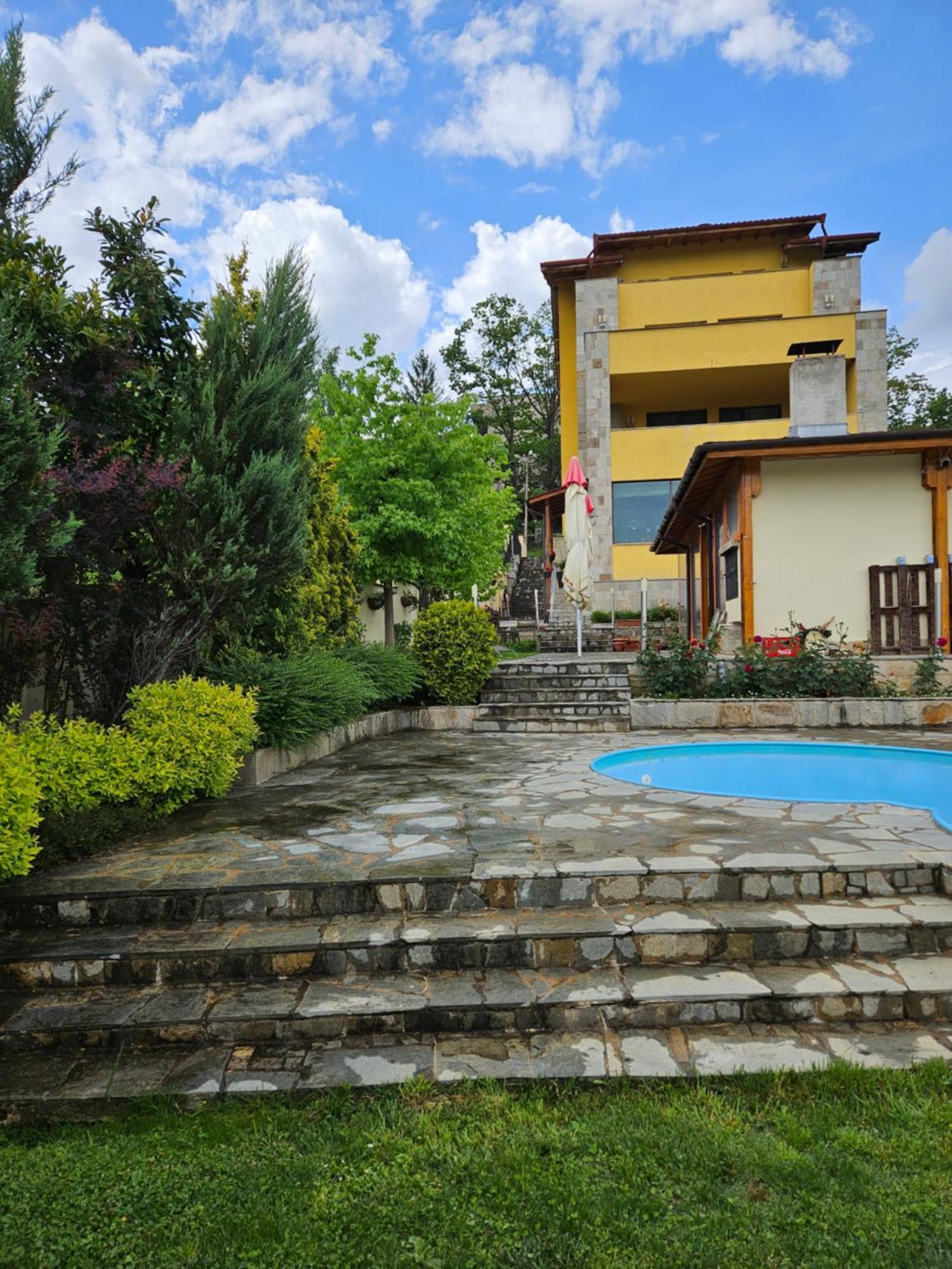 Family Hotel Komhotel Berkovitsa Eksteriør billede
