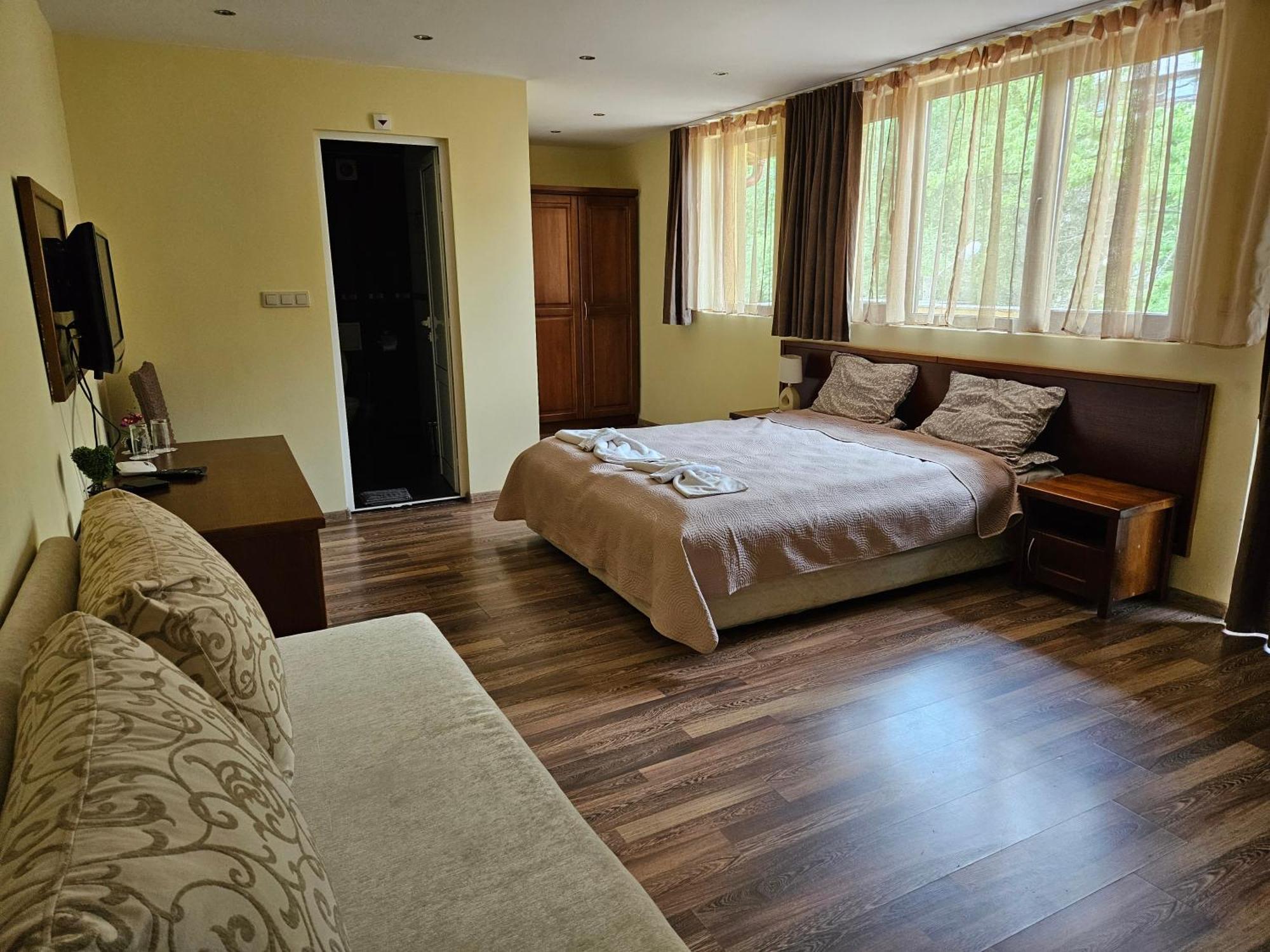 Family Hotel Komhotel Berkovitsa Eksteriør billede