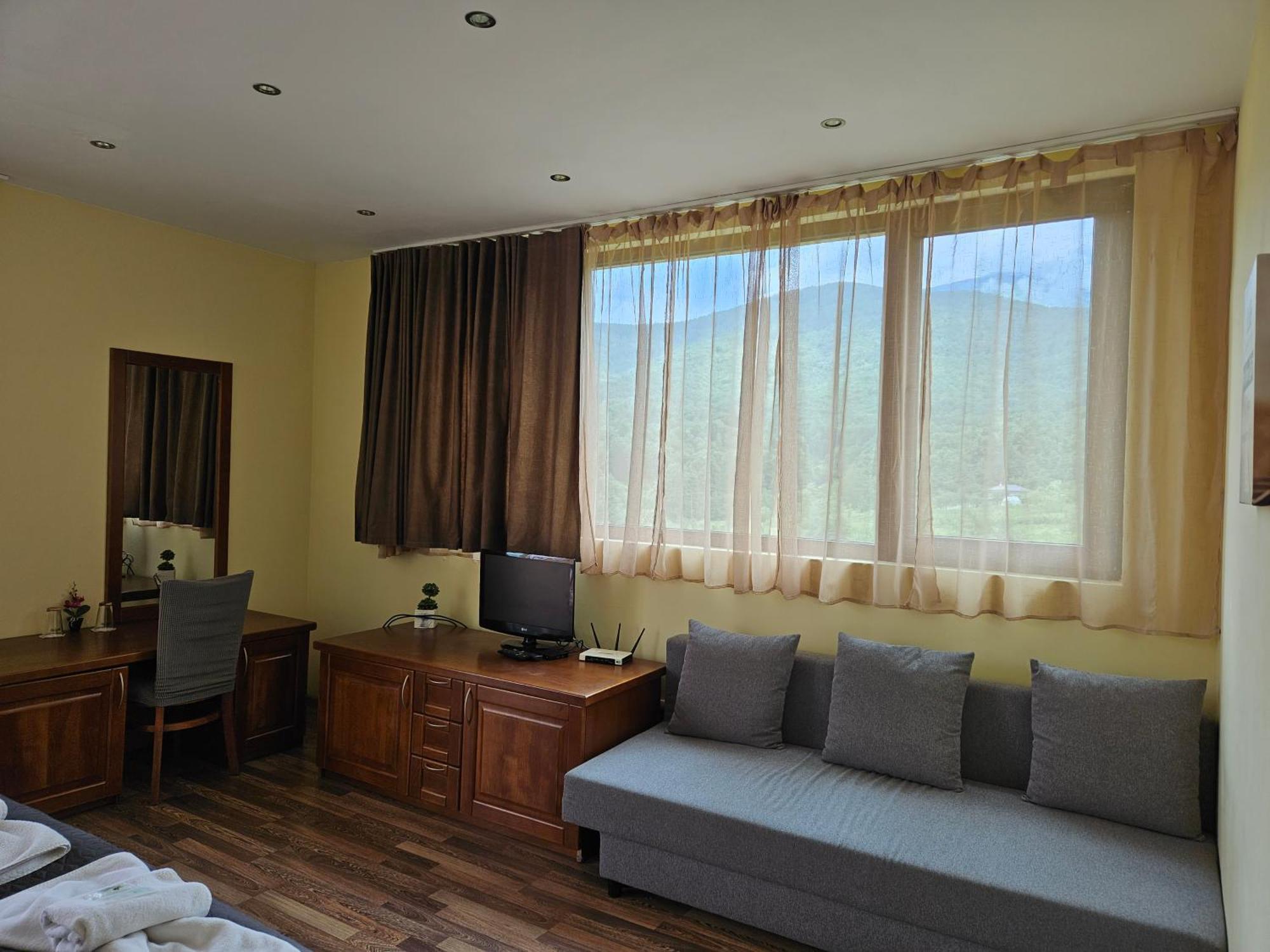 Family Hotel Komhotel Berkovitsa Eksteriør billede