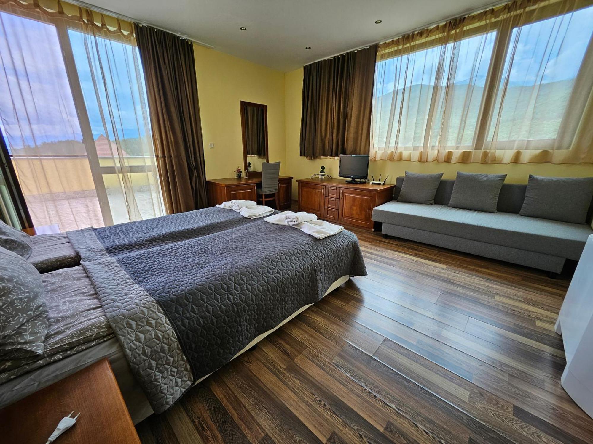 Family Hotel Komhotel Berkovitsa Eksteriør billede