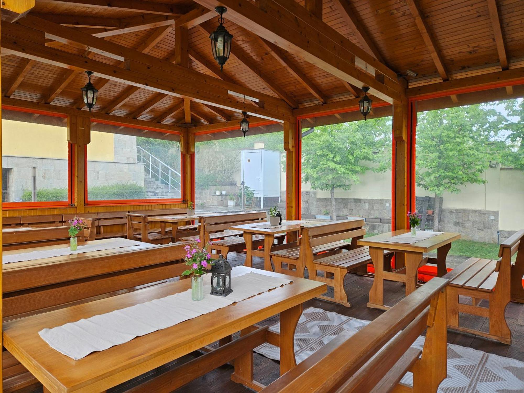 Family Hotel Komhotel Berkovitsa Eksteriør billede