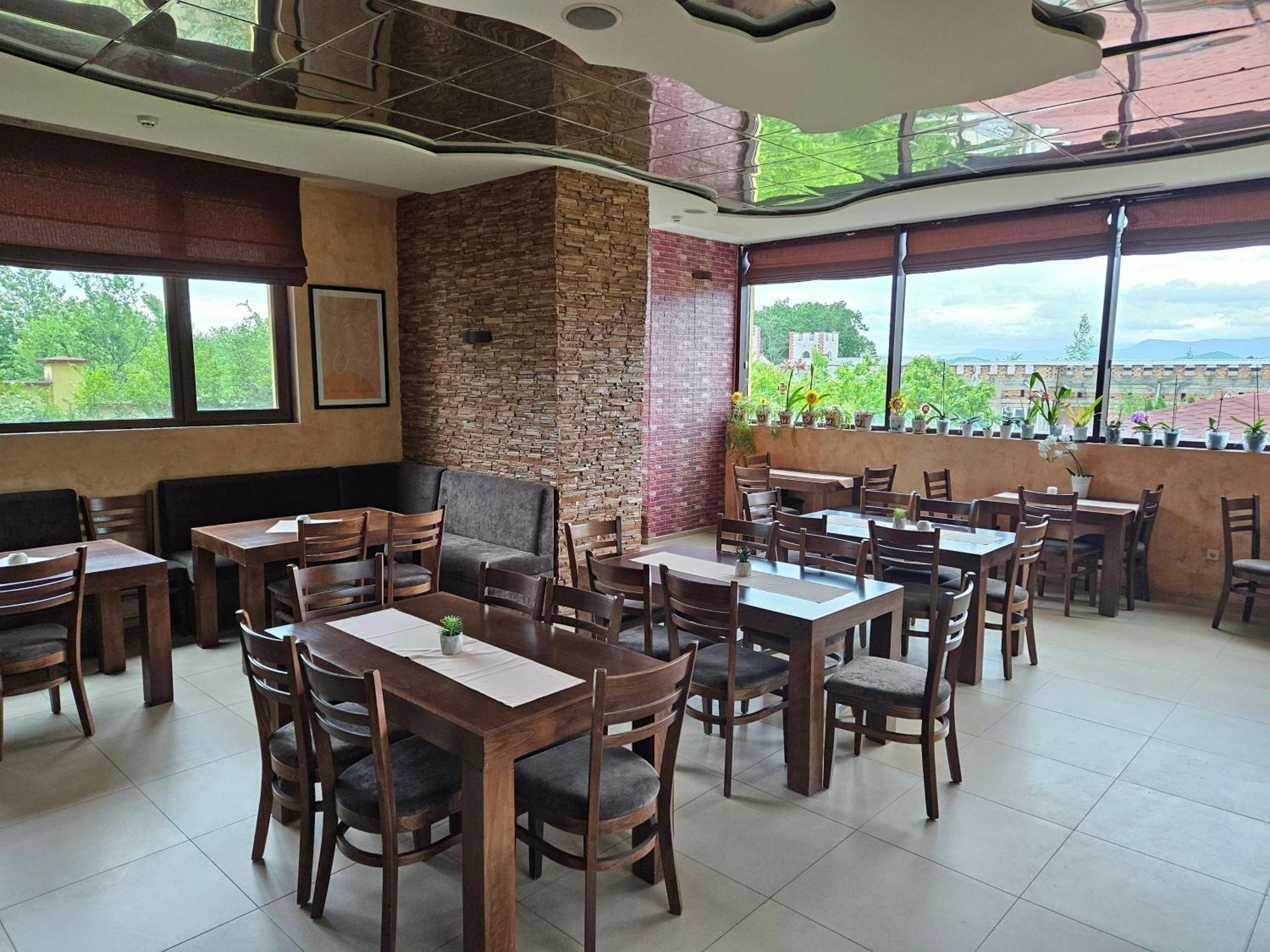Family Hotel Komhotel Berkovitsa Eksteriør billede